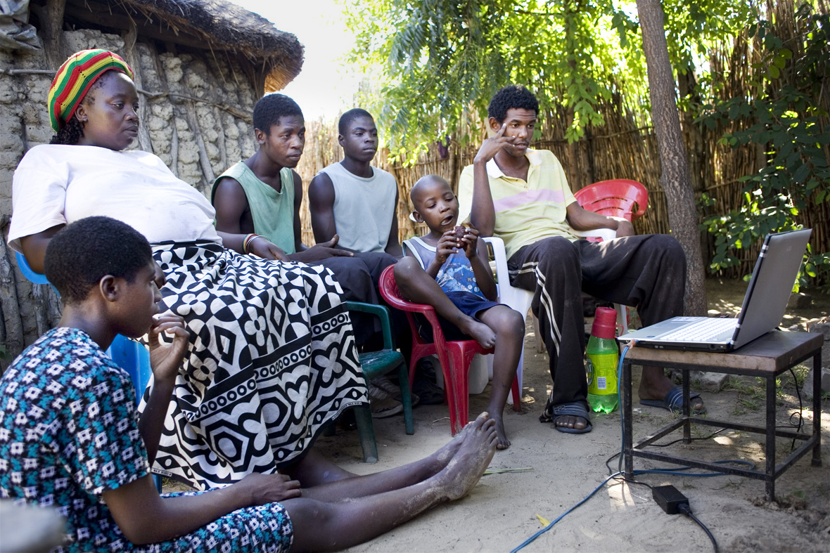 alex fischer, fotograf, darmstadt,  2011, native, afrika, african, afrikaner, namibia, kavango, nyangana, gumma, dorf, dorfleben, tradition, traditionell, eingeborene, 2011 