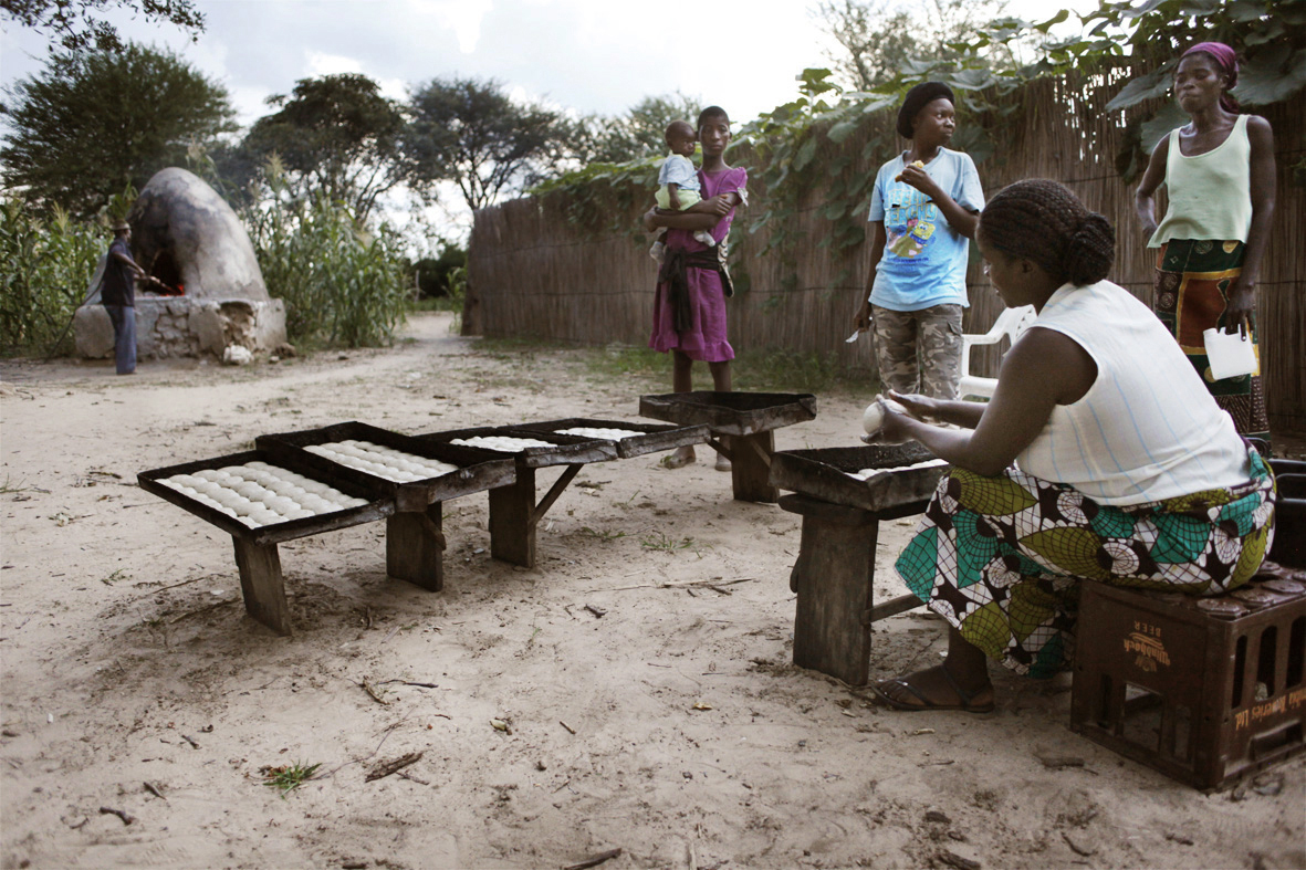 alex fischer, fotograf, darmstadt,  2011, native, afrika, african, afrikaner, namibia, kavango, nyangana, gumma, dorf, dorfleben, tradition, traditionell, eingeborene, 2011 