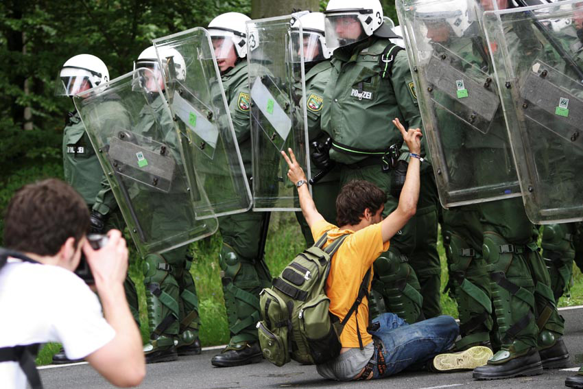 alex fischer, fotograf, darmstadt, protest, g8, gipfel, heiligendamm, strassbourg, nato, berlin, 1. mai, wiesbaden, kopenhagen, klimagipfel, frankfurt a.m., blockuppy, globalisierungsgegner, globalisierungskritiker, demonstration, politik, massenprotest