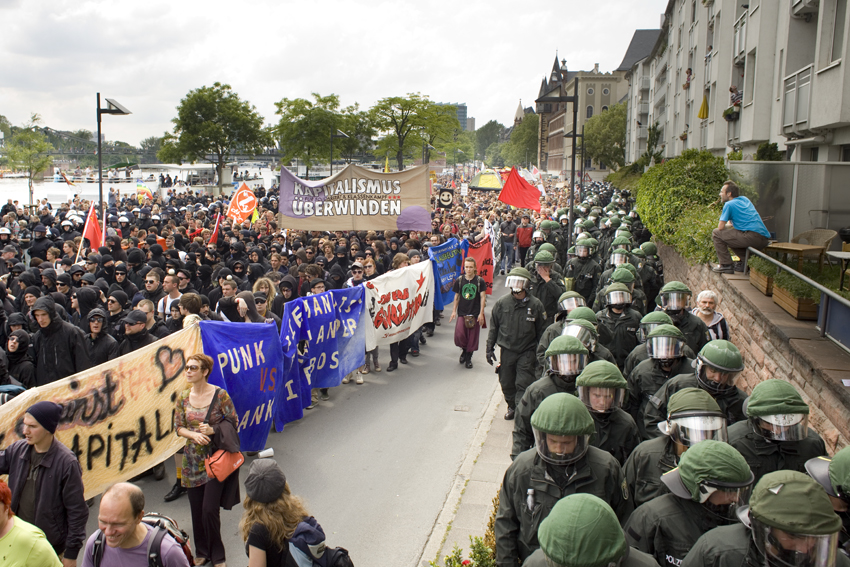 alex fischer, fotograf, darmstadt, protest, g8, gipfel, heiligendamm, strassbourg, nato, berlin, 1. mai, wiesbaden, kopenhagen, klimagipfel, frankfurt a.m., blockuppy, globalisierungsgegner, globalisierungskritiker, demonstration, politik, massenprotest