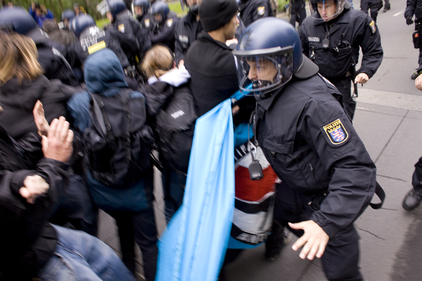 alex fischer, fotograf, darmstadt, protest, g8, gipfel, heiligendamm, strassbourg, nato, berlin, 1. mai, wiesbaden, kopenhagen, klimagipfel, frankfurt a.m., blockuppy, globalisierungsgegner, globalisierungskritiker, demonstration, politik, massenprotest